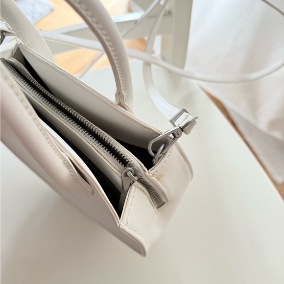 MATT & NAT Vegan White Circle Tote Handbag - Picture 4 of 13